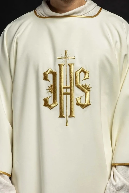 Dalmatyka liturgiczna ecru z haftem IHS – widok całej szaty