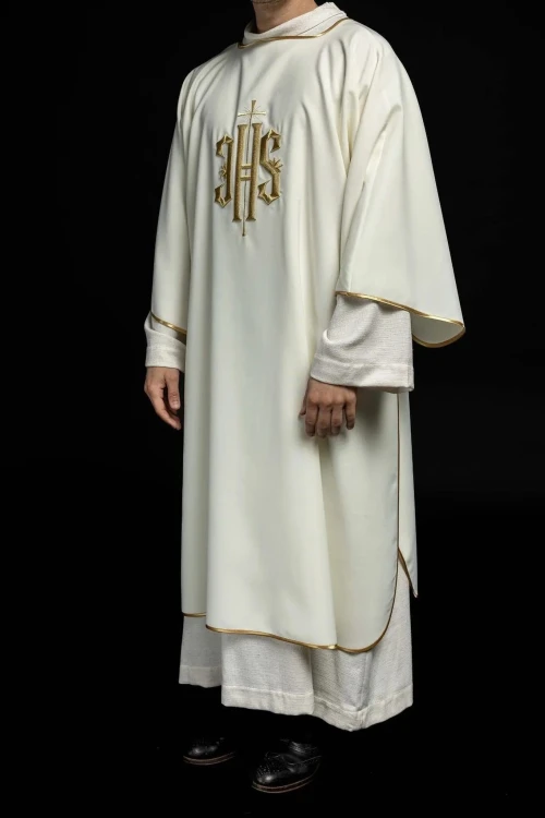 Dalmatyka liturgiczna ecru z haftem IHS – główna dekoracja