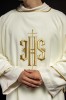 Dalmatyka liturgiczna ecru z haftem IHS – zbliżenie haftu