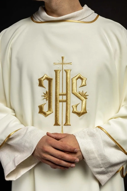 Dalmatyka liturgiczna ecru z haftem IHS – zbliżenie haftu