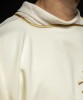 Dalmatyka liturgiczna ecru z haftem IHS – wykończenie dekoltu