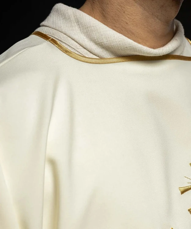 Dalmatyka liturgiczna ecru z haftem IHS – wykończenie dekoltu