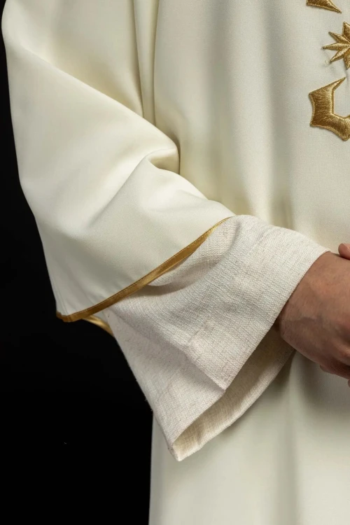 Dalmatyka liturgiczna ecru z haftem IHS – widok z boku
