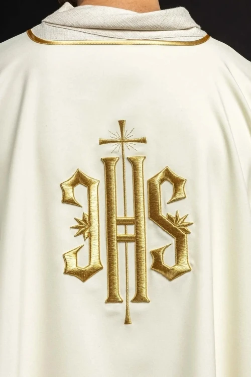 Dalmatyka liturgiczna ecru z haftem IHS – widok z tyłu