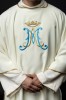 Dalmatyka liturgiczna ecru z haftem maryjnym – widok całej szaty