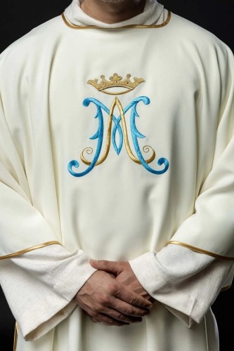 Dalmatyka liturgiczna ecru z haftem maryjnym – widok całej szaty