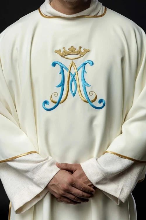 Dalmatyka liturgiczna ecru z haftem maryjnym – widok całej szaty