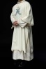 Dalmatyka liturgiczna ecru z haftem maryjnym – główna dekoracja
