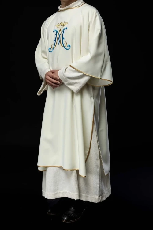 Dalmatyka liturgiczna ecru z haftem maryjnym – główna dekoracja