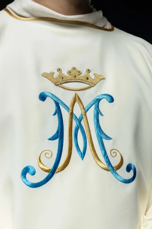 Dalmatyka liturgiczna ecru z haftem maryjnym – wykończenie dekoltu