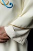 Dalmatyka liturgiczna ecru z haftem maryjnym – widok z boku