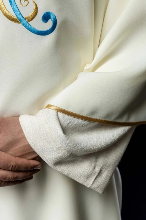 Dalmatyka liturgiczna ecru z haftem maryjnym – widok z boku
