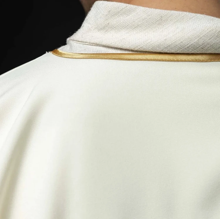 Dalmatyka liturgiczna ecru z haftem maryjnym – widok z tyłu