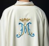 Dalmatyka liturgiczna ecru z haftem maryjnym – struktura tkaniny