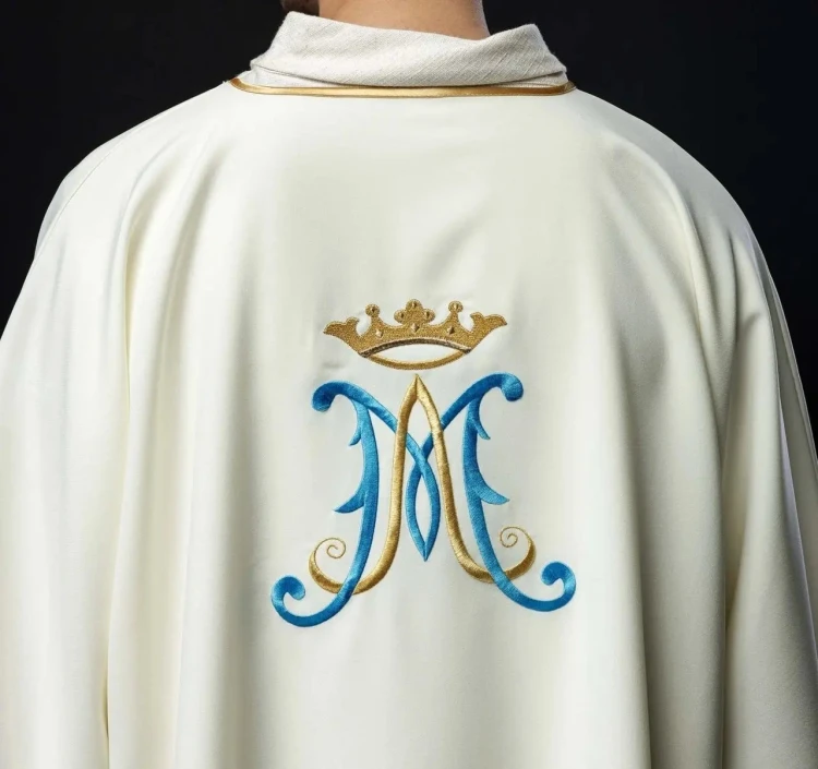 Dalmatyka liturgiczna ecru z haftem maryjnym – struktura tkaniny