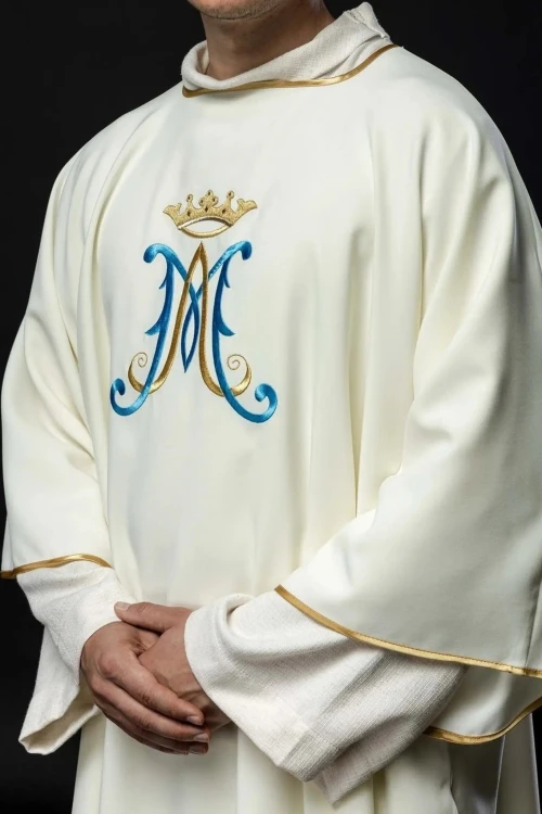 Dalmatyka liturgiczna ecru z haftem maryjnym – komplet ze stułą