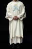 Dalmatyka liturgiczna ecru z haftem maryjnym – układ zdobienia