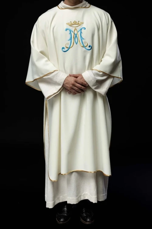 Dalmatyka liturgiczna ecru z haftem maryjnym – układ zdobienia