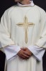 Dalmatyka liturgiczna ecru ze złotym krzyżem i lamówką – widok całej szaty