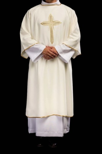 Dalmatyka liturgiczna ecru ze złotym krzyżem i lamówką – główna dekoracja