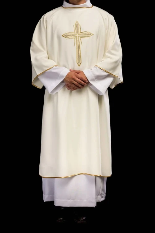 Dalmatyka liturgiczna ecru ze złotym krzyżem i lamówką – główna dekoracja