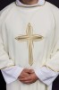 Dalmatyka liturgiczna ecru ze złotym krzyżem i lamówką – zbliżenie haftu