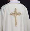 Dalmatyka liturgiczna ecru ze złotym krzyżem i lamówką – wykończenie dekoltu