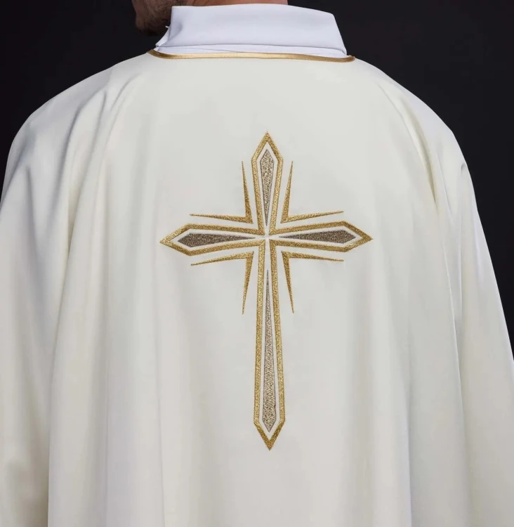 Dalmatyka liturgiczna ecru ze złotym krzyżem i lamówką – wykończenie dekoltu