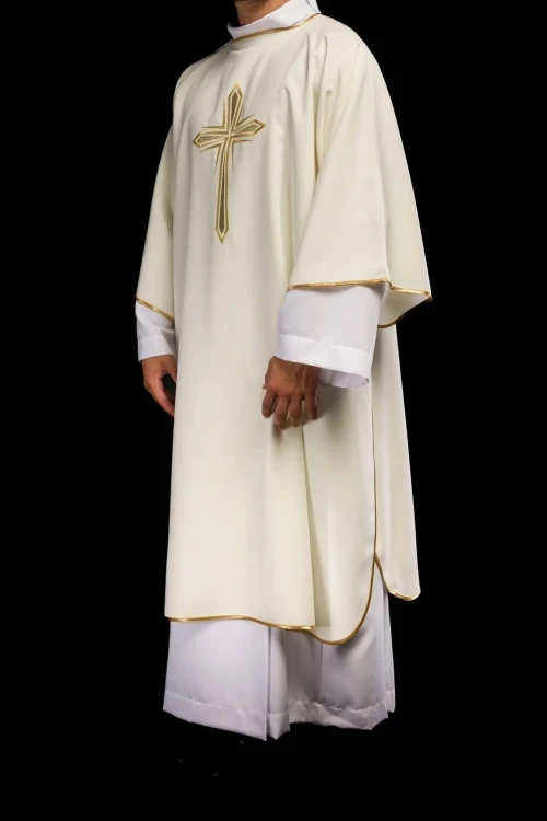 Dalmatyka liturgiczna ecru ze złotym krzyżem i lamówką – widok z tyłu