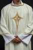 Dalmatyka liturgiczna ecru z haftem złotego krzyża – widok całej szaty