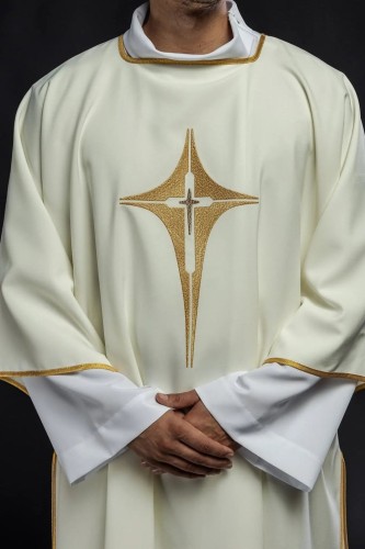 Dalmatyka liturgiczna ecru z haftem złotego krzyża – widok całej szaty