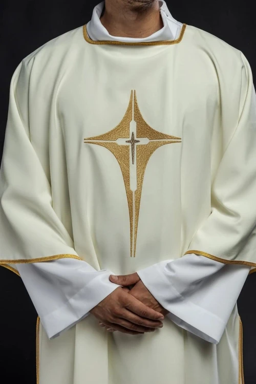 Dalmatyka liturgiczna ecru z haftem złotego krzyża – widok całej szaty