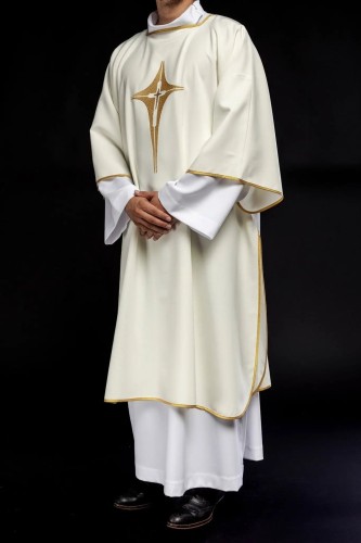 Dalmatyka liturgiczna ecru z haftem złotego krzyża – główna dekoracja