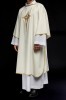 Dalmatyka liturgiczna ecru z haftem złotego krzyża – zbliżenie haftu