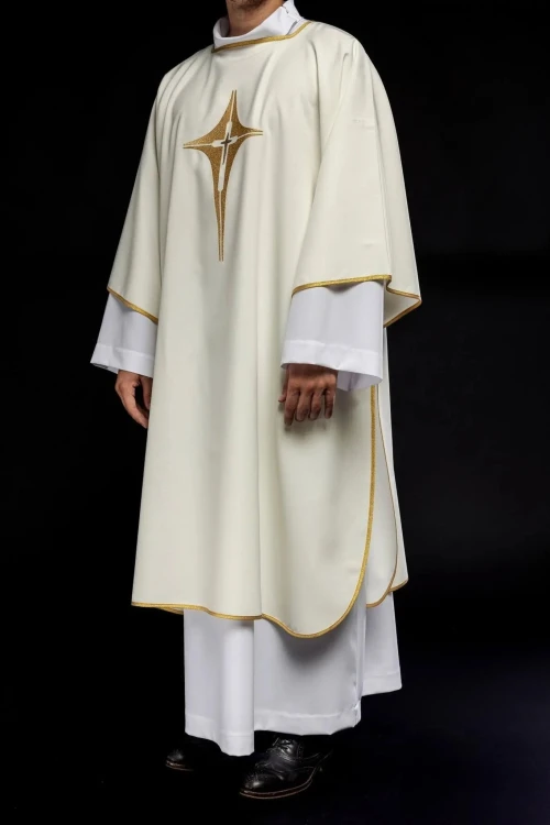 Dalmatyka liturgiczna ecru z haftem złotego krzyża – zbliżenie haftu