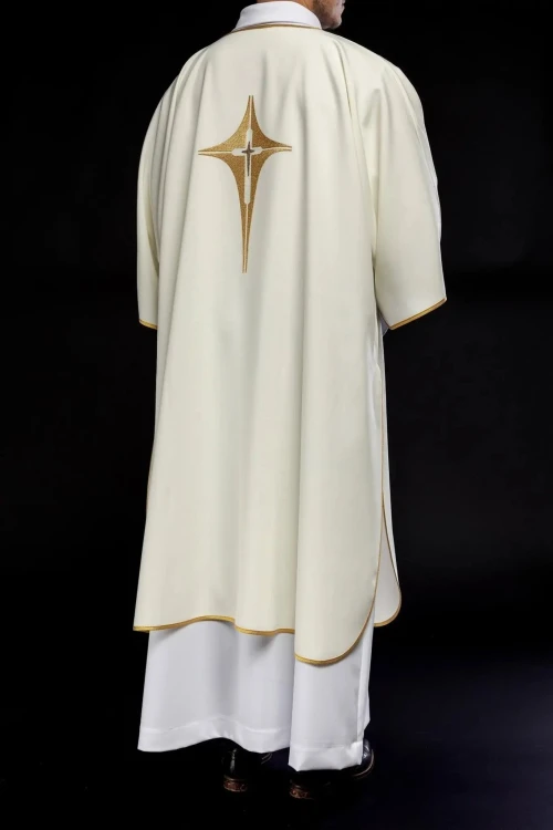 Dalmatyka liturgiczna ecru z haftem złotego krzyża – wykończenie dekoltu