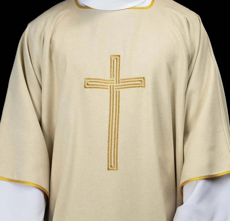 Dalmatyka liturgiczna ecru ze złotym krzyżem – widok całej szaty