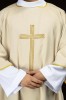 Dalmatyka liturgiczna ecru ze złotym krzyżem – zbliżenie haftu