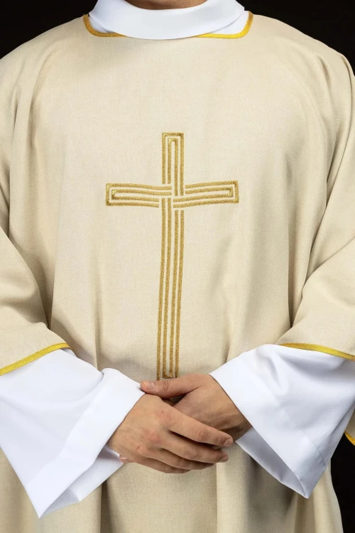 Dalmatyka liturgiczna ecru ze złotym krzyżem – zbliżenie haftu