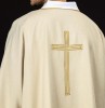 Dalmatyka liturgiczna ecru ze złotym krzyżem – widok z boku
