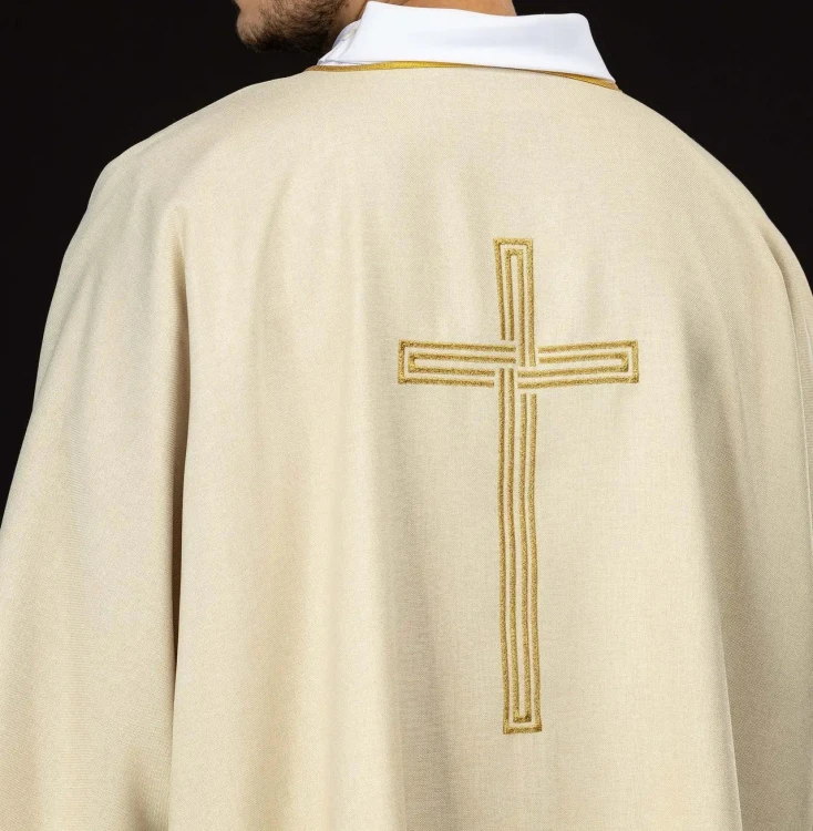 Dalmatyka liturgiczna ecru ze złotym krzyżem – widok z boku