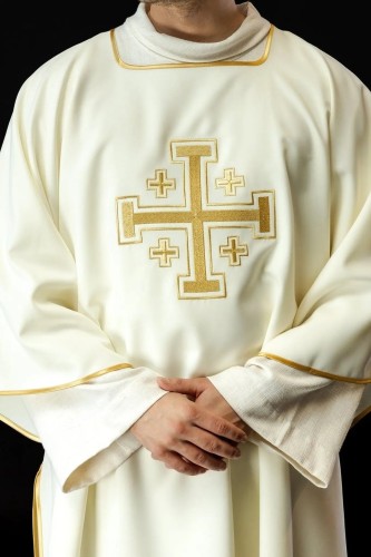 Dalmatyka liturgiczna ecru z haftem złotych krzyży – widok całej szaty