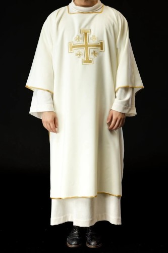 Dalmatyka liturgiczna ecru z haftem złotych krzyży – główna dekoracja