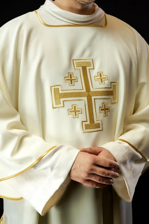 Dalmatyka liturgiczna ecru z haftem złotych krzyży – zbliżenie haftu