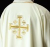 Dalmatyka liturgiczna ecru z haftem złotych krzyży – wykończenie dekoltu