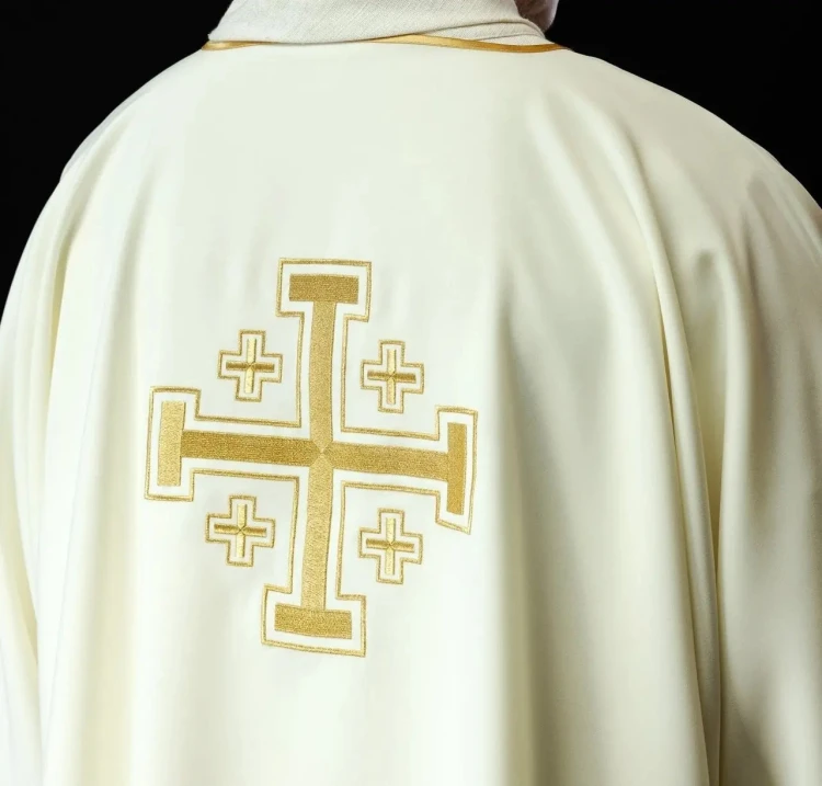 Dalmatyka liturgiczna ecru z haftem złotych krzyży – wykończenie dekoltu