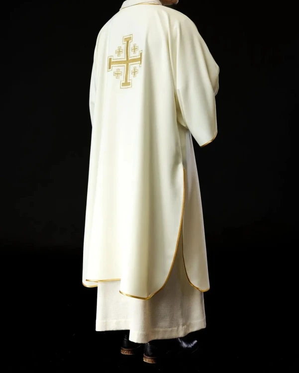 Dalmatyka liturgiczna ecru z haftem złotych krzyży – widok z boku