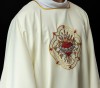 Dalmatyka liturgiczna ecru z motywem Serca Maryi – widok całej szaty