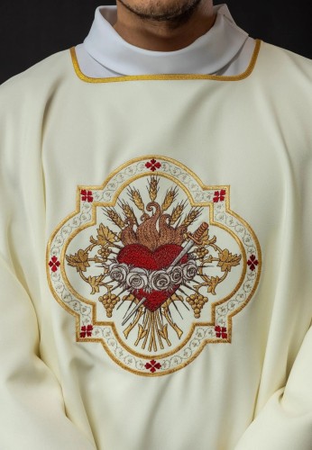 Dalmatyka liturgiczna ecru z motywem Serca Maryi – główna dekoracja