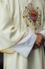 Dalmatyka liturgiczna ecru z motywem Serca Maryi – zbliżenie haftu